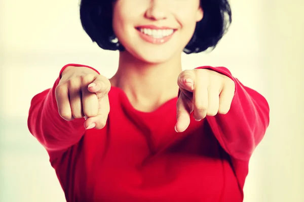 Jovem bela mulher caucasiana apontando para você . — Fotografia de Stock