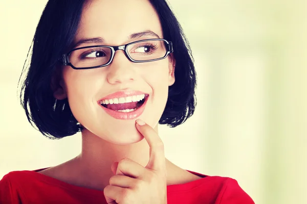 Felice giovane donna guardando a sinistra — Foto Stock