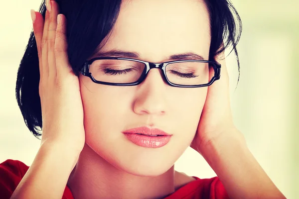 Frustrierte junge Frau hält sich die Ohren zu — Stockfoto