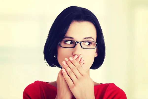 Schockierte Frau bedeckt ihren Mund mit Händen — Stockfoto