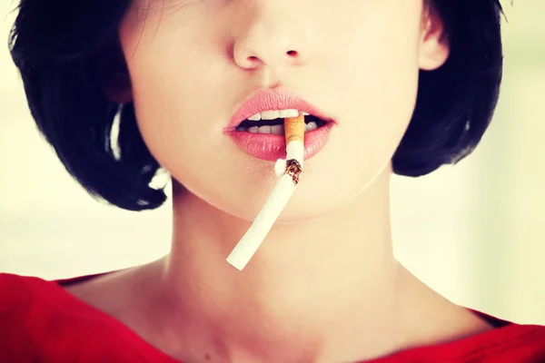 Fiatal nő törött cigaretta. — Stock Fotó
