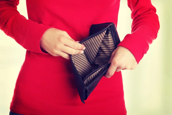 Young woman shows her empty wallet. — Stock Photo, Image