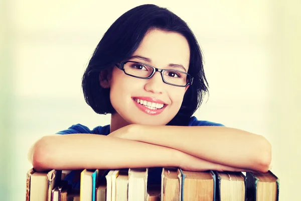 Gelukkig lachende jonge student vrouw met boeken — Stockfoto