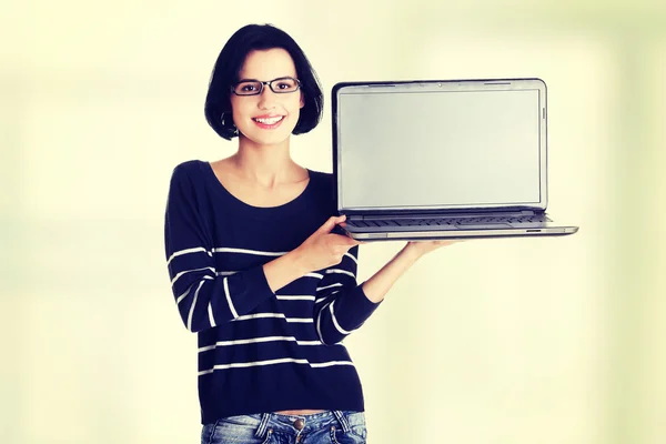 Mujer sosteniendo y mostrando la pantalla de 17 pulgadas portátil —  Fotos de Stock