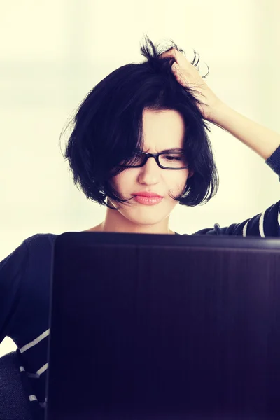 Gefrustreerd vrouw die op laptop werkt — Stockfoto