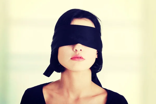 Retrato de la joven con los ojos vendados — Foto de Stock