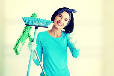mutlu temizlikçi kadın