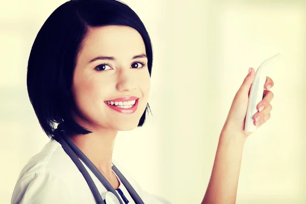 Doctora comprobando la temperatura de su paciente — Foto de Stock