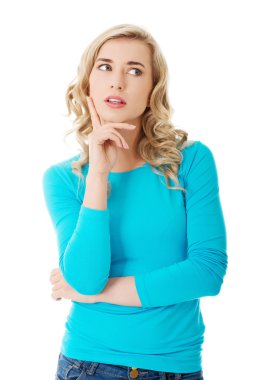 Genç kadın düşünüyor.