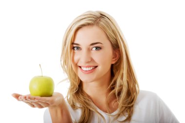 Yeşil elmalı kadın.