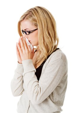 Hasta kadın burnunu siliyor.