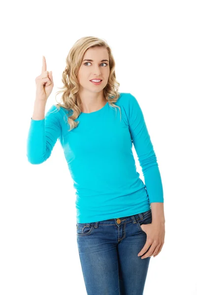 Casual woman presenting a copyspace. — Stock Photo, Image