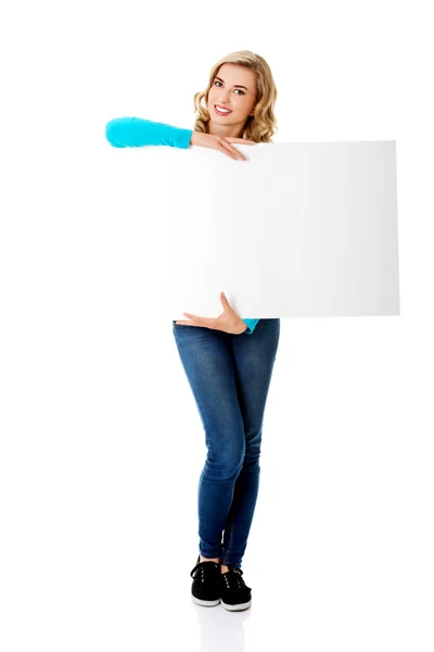 Retrato de mujer feliz con tablero en blanco —  Fotos de Stock