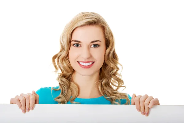 Retrato de mulher feliz com placa em branco — Fotografia de Stock