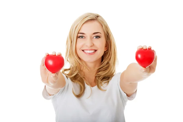 Donna sorridente con cuore rosso — Foto Stock