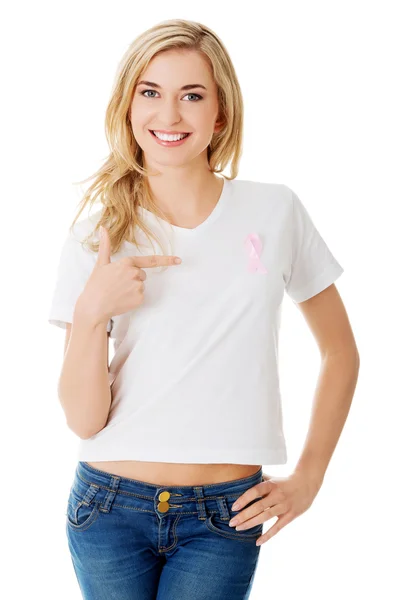Kobieta z różową wstążką świadomości raka piersi — Zdjęcie stockowe