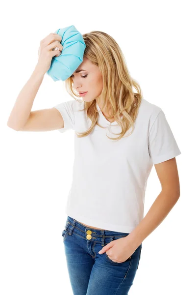 頭痛を持っている氷の袋を持つ女性. — ストック写真