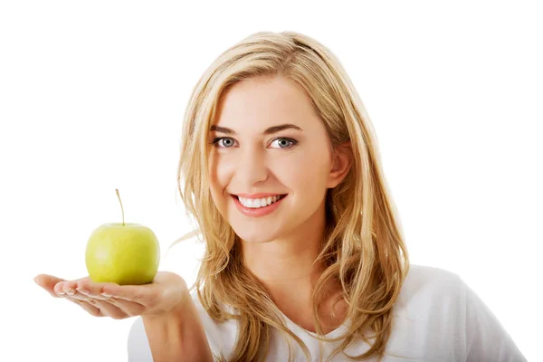 Mujer con una manzana verde — Foto de Stock