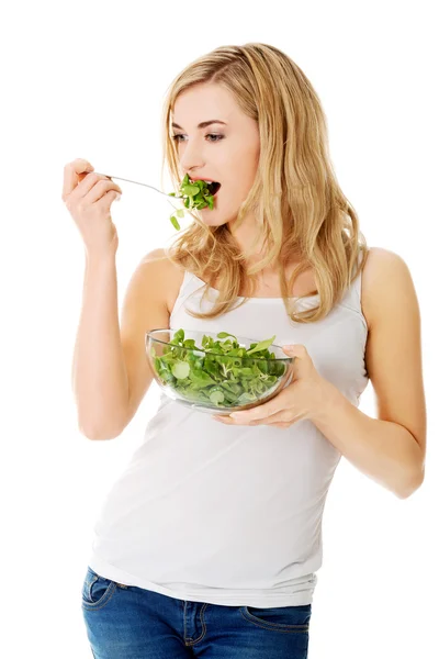 Lächelnde Frau isst Salat — Stockfoto