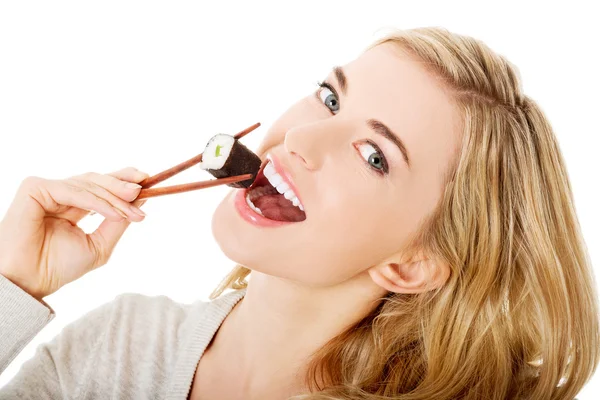 Woman eating sushi — Zdjęcie stockowe