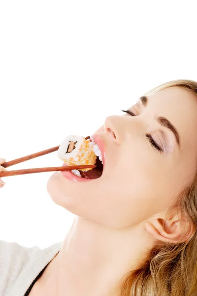 Mulher comendo sushi — Fotografia de Stock