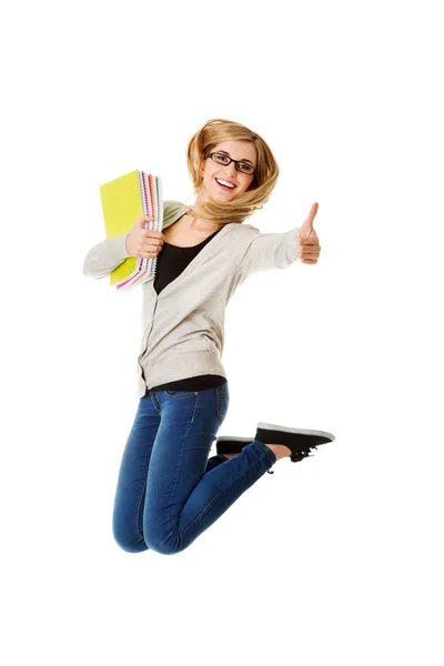 Jovem mulher casual, estudante saltando . — Fotografia de Stock