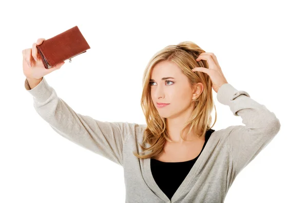 Young caucasian woman with empty wallet — Stock Photo, Image