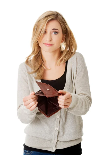 Mujer joven caucásica con cartera vacía — Foto de Stock