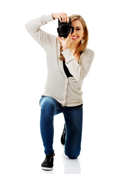 Vrouw fotograaf met dslr — Stockfoto