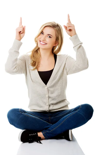 Student woman showing copyspace — Stock Photo, Image