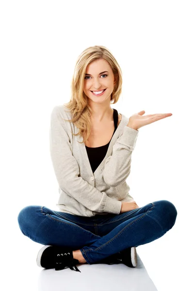 Student woman showing copyspace — Stock Photo, Image