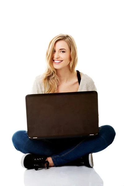 Χαμογελαστή γυναίκα χρησιμοποιώντας ένα φορητό υπολογιστή — Φωτογραφία Αρχείου