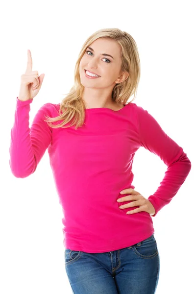 Casual woman presenting a copyspace. — Stock Photo, Image