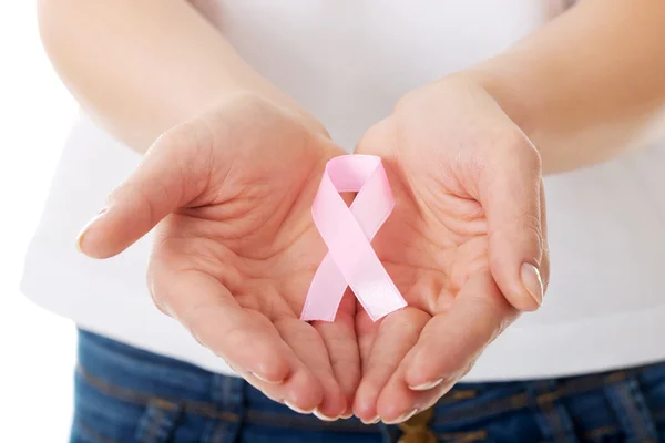 Handen met roze borst kanker bewustzijn lint — Stockfoto