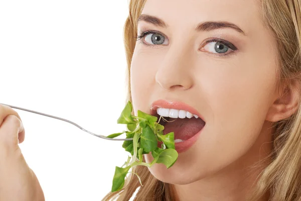 Lachende vrouw eten salat — Stockfoto