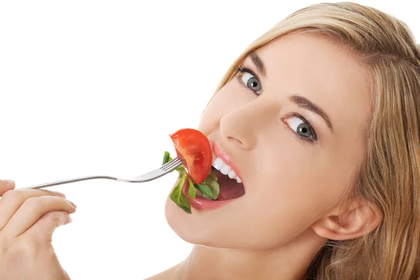Leende kvinna äta salat — Stockfoto