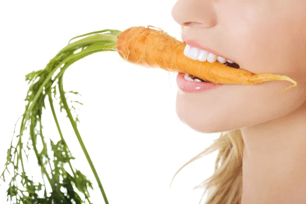 Mujer joven con las zanahorias —  Fotos de Stock