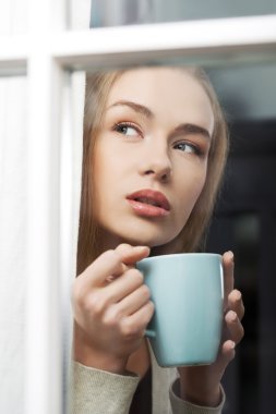 güzel bir beyaz kadın sıcak kahve içme