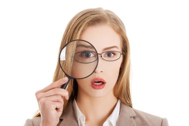 Büyüteç bakarak iş kadını