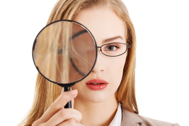 Büyüteç bakarak iş kadını