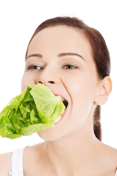 Lachende vrouw eten salat — Stockfoto