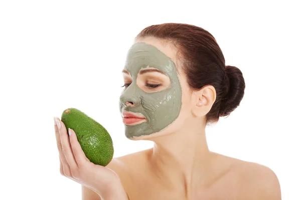 Schöne Wellness-Frau in Gesichtsmaske und Avocado — Stockfoto