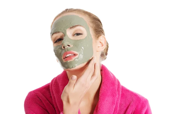 Расслабленная женщина в питательной маске для лица — стоковое фото
