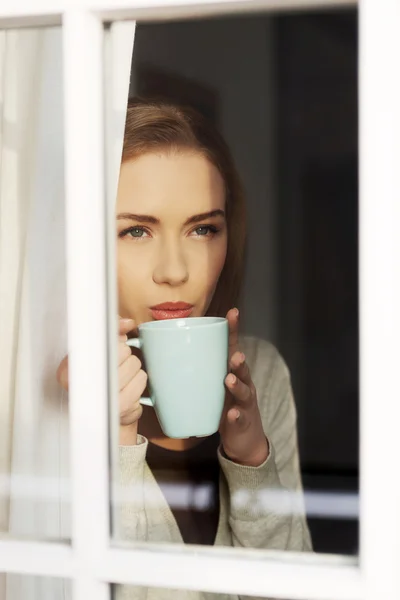 Bella donna caucasica che beve caffè caldo — Foto Stock