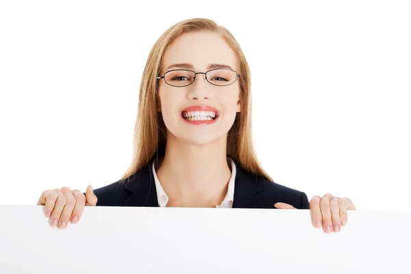 Mujer de negocios mostrando letrero en blanco —  Fotos de Stock