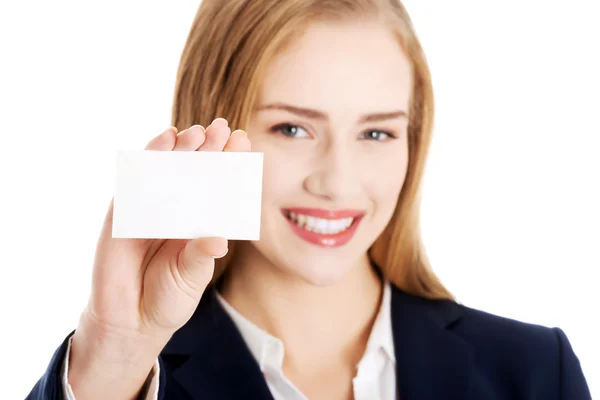 Schön lächelnde Geschäftsfrau mit Visitenkarte — Stockfoto