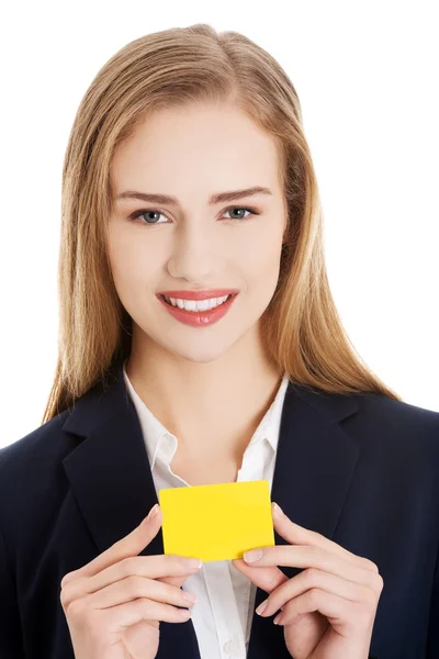 Όμορφη χαμογελαστό επιχειρηματίας με businesscard — Φωτογραφία Αρχείου