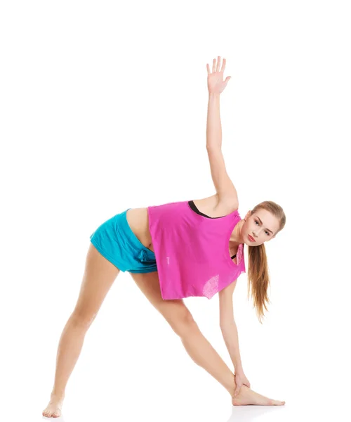 Giovane ragazza sana facendo esercizi di stretching — Foto Stock