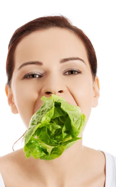 Mujer sonriente comiendo salat —  Fotos de Stock