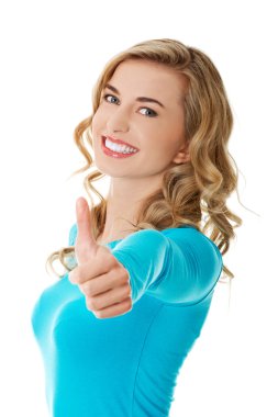 ok el işareti ile mutlu bir kadın